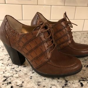 Kenneth Cole Reaction laced pumps